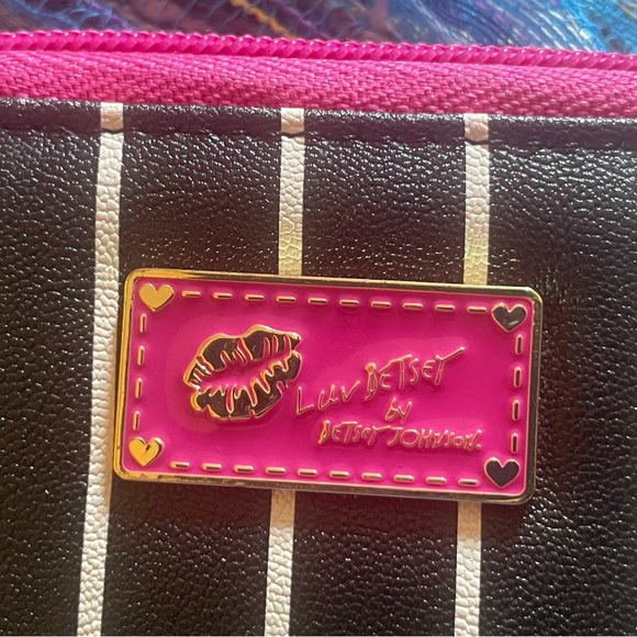 Betsey Johnson adorable black and white striped wallet. Apx 5 x 4” inches. NWOT - Picture 6 of 8